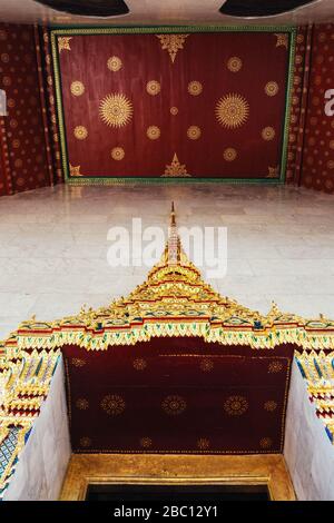 Golden buddha am Eingang des Wat Rakang Bangkok, Thailand Stockfoto