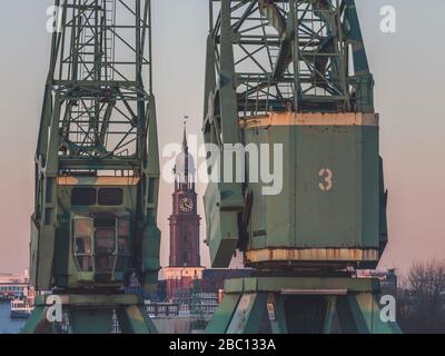 Deutschland, Hamburg, St. Michaels Kirchturm zwischen zwei Industriekranen Stockfoto