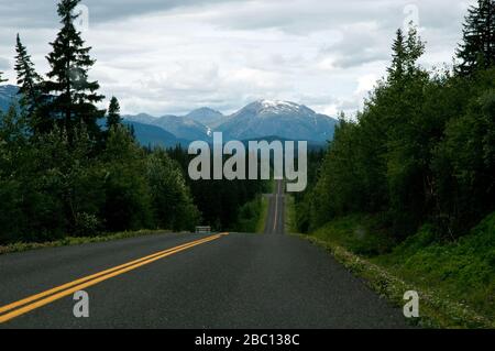 Der malerische Stewart-Cassiar Highway #37, die nordöstlichste Straße, die durch die Skeena Mountains führt, im Norden British Columbias, Kanada Stockfoto