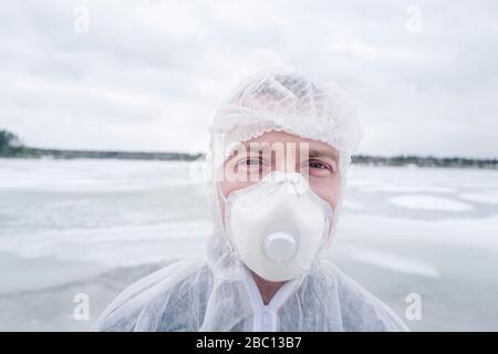 Porträt des Mannes mit Schutzanzug und Maske Stockfoto
