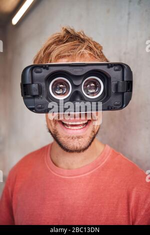 Lachender Mann mit Virtual Reality Brille Stockfoto