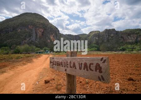 Schild an der Schotterstraße, Valle de Vinales, Pinar del Rio, Kuba Stockfoto