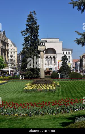 Rumänien, Timis, Timisoara, Blick durch die Gärten zum Opernhaus, Piata Victoriei, Altstadt. Stockfoto