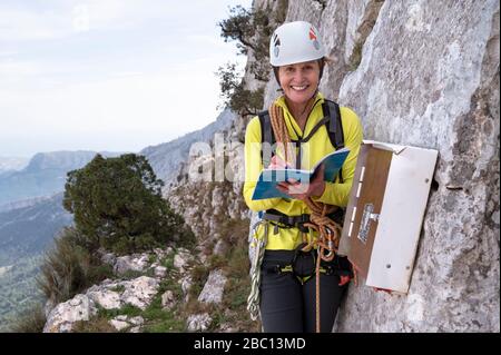 Portait von lächelndem Bergsteiger in Bernia Ridge, Costa Blanca, Alicante, Spanien Stockfoto