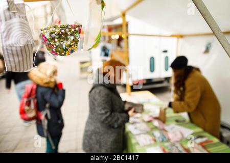 Berlin, Deutschland. April 2020. Mund- und Nasenmasken hängen an einem Verkaufsstand am Hackeschen Markt. Immer mehr Menschen nähen ihren eigenen Mund- und Nasenschutz. Credit: Carsten Koall / dpa / Alamy Live News Stockfoto