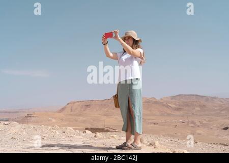 Junge Frau, die Fotos mit dem Smartphone macht, Ouarzazate, Marokko Stockfoto