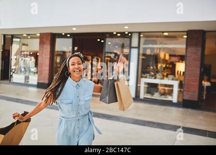 Portrait begeisterte Frau beim Einkaufen im Einkaufszentrum Stockfoto