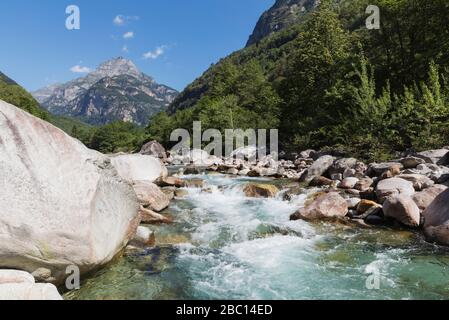 Steine und Felsen im klaren, türkisfarbenen Wasser des Verzasca-Flusses, Verzasca-Tal, Tessin, Schweiz Stockfoto