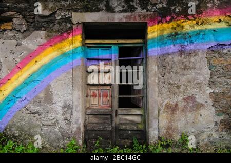 Spanien, Provinz A Coruna, San Saturnino, Regenbogen, der über Türen eines verlassenen Hauses gemalt wurde Stockfoto