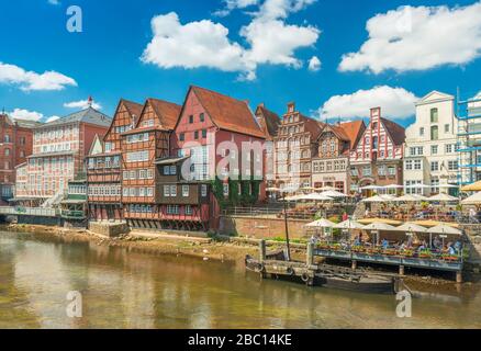 Luneburg - Juli 2018, Deutschland: Blick auf die Böschung mit alten historischen Häusern im traditionellen deutschen Architekturstil Stockfoto
