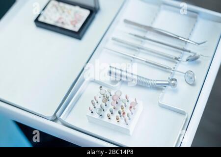 Verschiedene Köpfe für Dental-Bohrer und zahnärztliche Instrumente auf Tablett Stockfoto