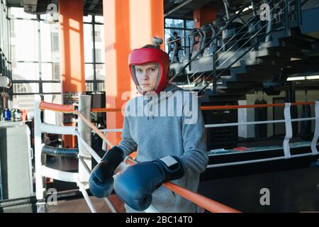 Porträt einer Boxerin im Fitnessstudio Stockfoto