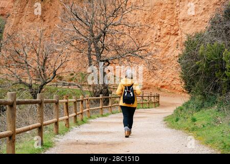 Wanderer auf dem Wanderweg in Mina de Oro Romana, ehemalige Goldmine, Las Medulas, Kastilien und Leon, Spanien Stockfoto