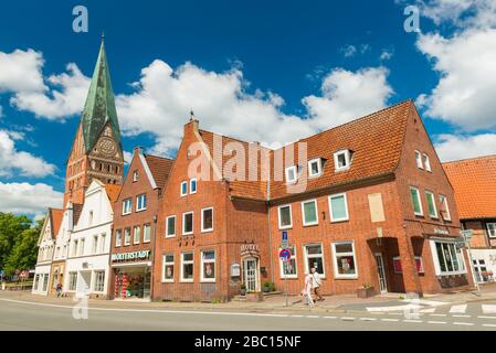 Luneburg - Juli 2018, Deutschland: Alte Häuser aus rotem Backstein gebaut. Typisch deutsche Architektur. St.-John-Kirche im Hintergrund Stockfoto