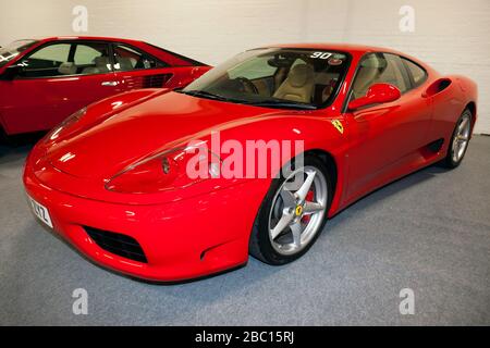 Dreiviertelansicht von A Red, 2003, Ferrari 360 Modena, auf dem Kent Ferrari-Stand, der London Classic Car Show 2020 Stockfoto