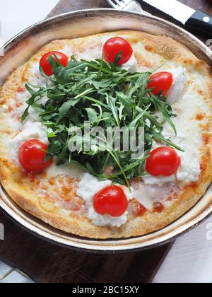 Pizza mit Rucola Salat, burrata Frischkäse, Mozzarella und Kirschen Tomate, Mailand, Italien, Europa Stockfoto