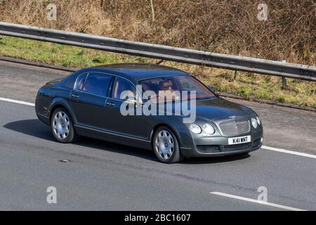 2005 Bentley Continental Flying Spur A; fahrende Fahrzeuge, fahrende Fahrzeuge auf britischen Straßen, Motoren, fahrende Fahrzeuge auf der Autobahn M6 Stockfoto