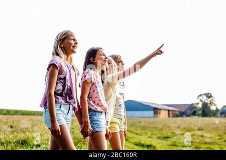 Mädchen auf einem Feld auf dem Land Stockfoto