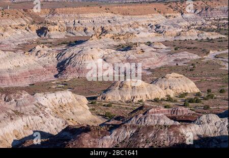 Hochwinkellandschaft von kargen Streifenhügeln oder Badlands in der Angel Peak Wilderness in New Mexico Stockfoto