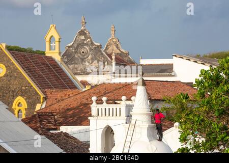 Lokaler Mann, der Wartungsarbeiten an einem buddhistischen Stupa in Galle, Sri Lanka, macht Stockfoto