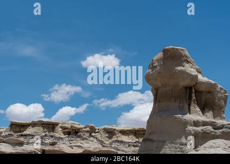 Landschaft einer großen grauen Felsformation gegen den Himmel in Bisti Badlands in New Mexico Stockfoto