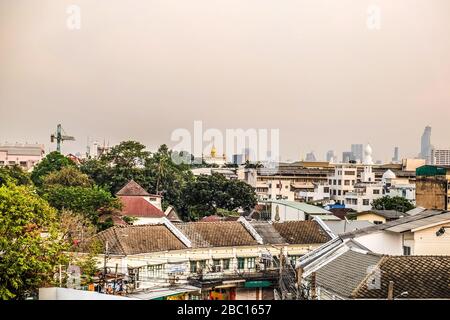 Bangkok Stadtbild mit Himmel und horizontalem Hintergrund von der Dachbar Stockfoto