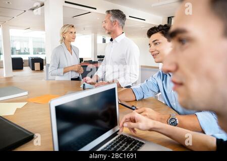 Geschäftsleute, die einen Workshop im Büro haben und Pläne diskutieren Stockfoto