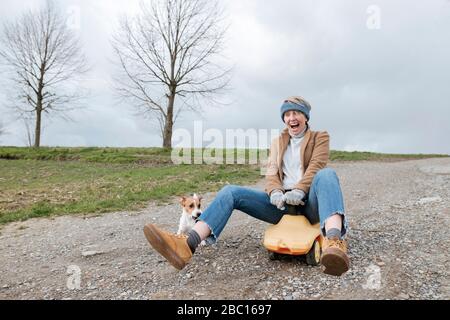 Porträt von schreienden reifen Frau reiten bobby Auto Stockfoto