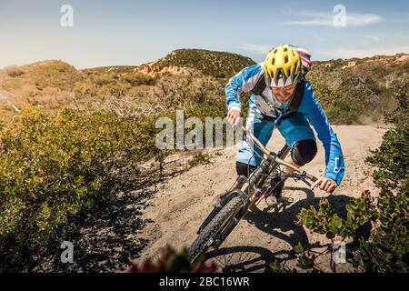 Mann, der auf staubigen Wegen Mountainbike fährt, Fort Ord National Monument Park, Monterey, Kalifornien, USA Stockfoto