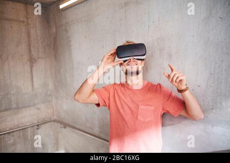 Junger Mann mit Virtual-Reality-Brille Stockfoto