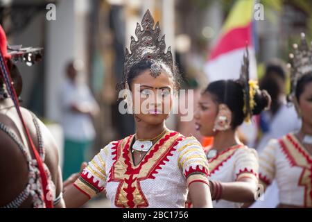 Porträt einer einheimischen Tänzerin während eines buddhistischen Festivals in Galle, Sri Lanka Stockfoto