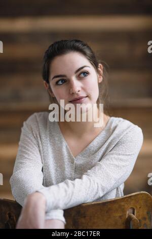 Porträt von entspannten jungen Frau Blick auf die Distanz Stockfoto