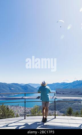 Wanderer auf Aussichtsplattform Cardada über Locarno mit Blick auf Lago Maggiore, Tessin, Schweiz Stockfoto