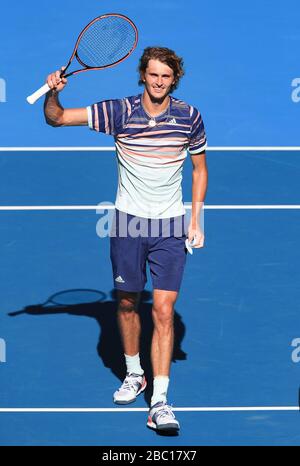 Der deutsche Tennisspieler Alexander Zverev (GER) winkt seinen Schläger, nachdem er sein Spiel beim Australian Open 2020Tennis Tournament, Melbourne Park, Me gewonnen hat Stockfoto