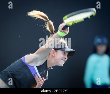 Die deutsche Tennisspielerin Alexandra Vecic wird im Tennisturnier Australian Open 2020, Melbourne Park, Melbourne, Victoria, Australien, eingesetzt Stockfoto