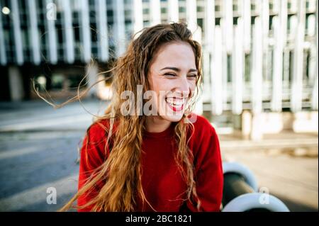 Porträt der glückliche junge Frau in der Stadt Stockfoto