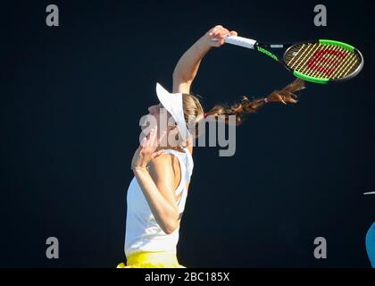 Die deutsche Tennisspielerin Antonia Lottner(GER) versucht, beim Tennisturnier der Australian Open 2020, Melbourne Park, Melbourne, Victo, eine Vorhand zu spielen Stockfoto