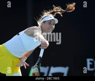 Die deutsche Tennisspielerin Antonia Lottner wird im Tennisturnier Australian Open 2020, Melbourne Park, Melbourne, Victoria, Australien, eingesetzt Stockfoto