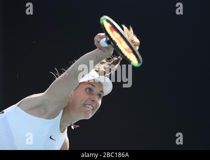 Die deutsche Tennisspielerin Antonia Lottner wird im Tennisturnier Australian Open 2020, Melbourne Park, Melbourne, Victoria, Australien, eingesetzt Stockfoto