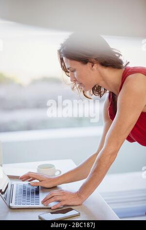 Brunette Geschäftsfrau, die am Laptop arbeitet Stockfoto