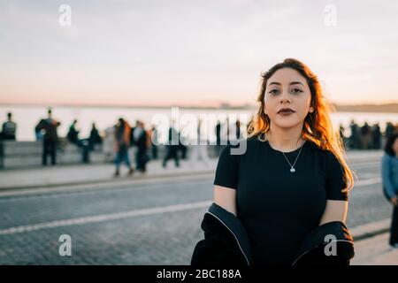 Porträt einer jungen Frau bei Sonnenuntergang, Lissabon, Portugal Stockfoto