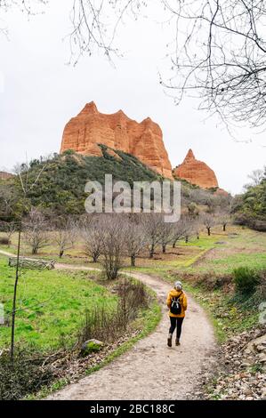 Wanderer auf dem Wanderweg in Mina de Oro Romana, ehemalige Goldmine, Las Medulas, Kastilien und Leon, Spanien Stockfoto