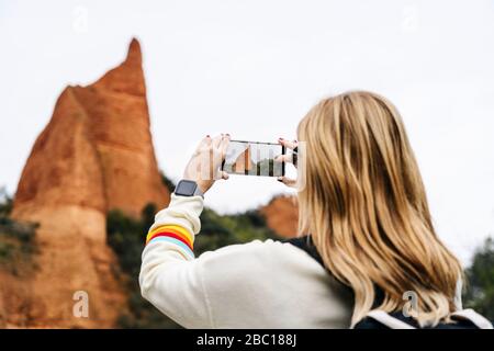 Wandererinnen, die in Mina de Oro Romana, Las Medulas, Kastilien und Leon, Spanien, fotografieren Stockfoto