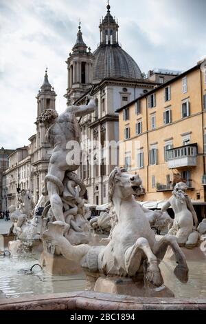 Italien, Rom, Fontana del Moro mit SantAgnese in Agone Kirche im Hintergrund Stockfoto