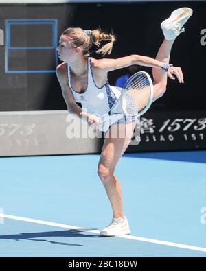 Die italienische Tennisspielerin Camila Giorgi wird im Tennisturnier Australian Open 2020, Melbourne Park, Melbourne, Victoria, Australien, eingesetzt Stockfoto