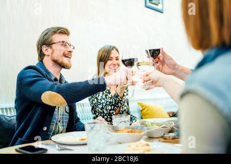 Freunde essen in einem indischen Restaurant, toasten Weingläser Stockfoto