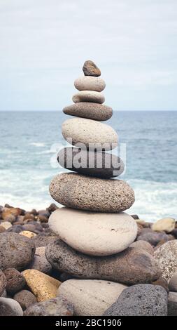 Ausgeglichener Steinstapel an einem Strand, selektiver Fokus. Stockfoto