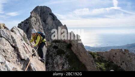 Lächelnde Frau Bergsteigen an Bernia Ridge, Costa Blanca, Alicante, Spanien Stockfoto