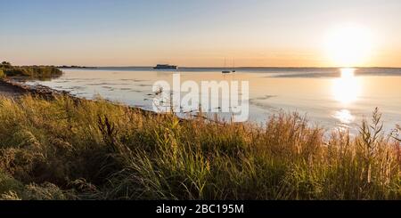 Deutschland, Mecklenburg-Vorpommern, Ostseeküste, Ostsee, Insel Rügen, Schaprode, Schaproder Bodden, Blick zur Insel Hiddensee, Fähre, Fährverkehr Stockfoto