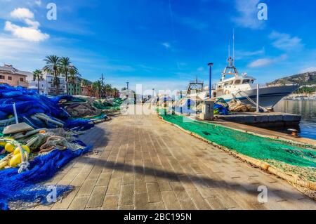 Spanien, Balearen, Mallorca, Andratx-Region, Port d'Andratx, Netze am Pier Stockfoto